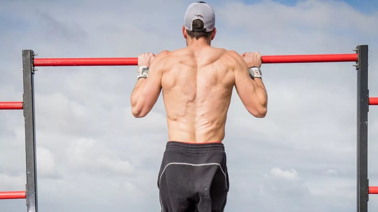 To pull up. Подтягивания (pull-ups):. мужчина подтягивается. подтягивания с собственным весом. австралийские подтягивания.