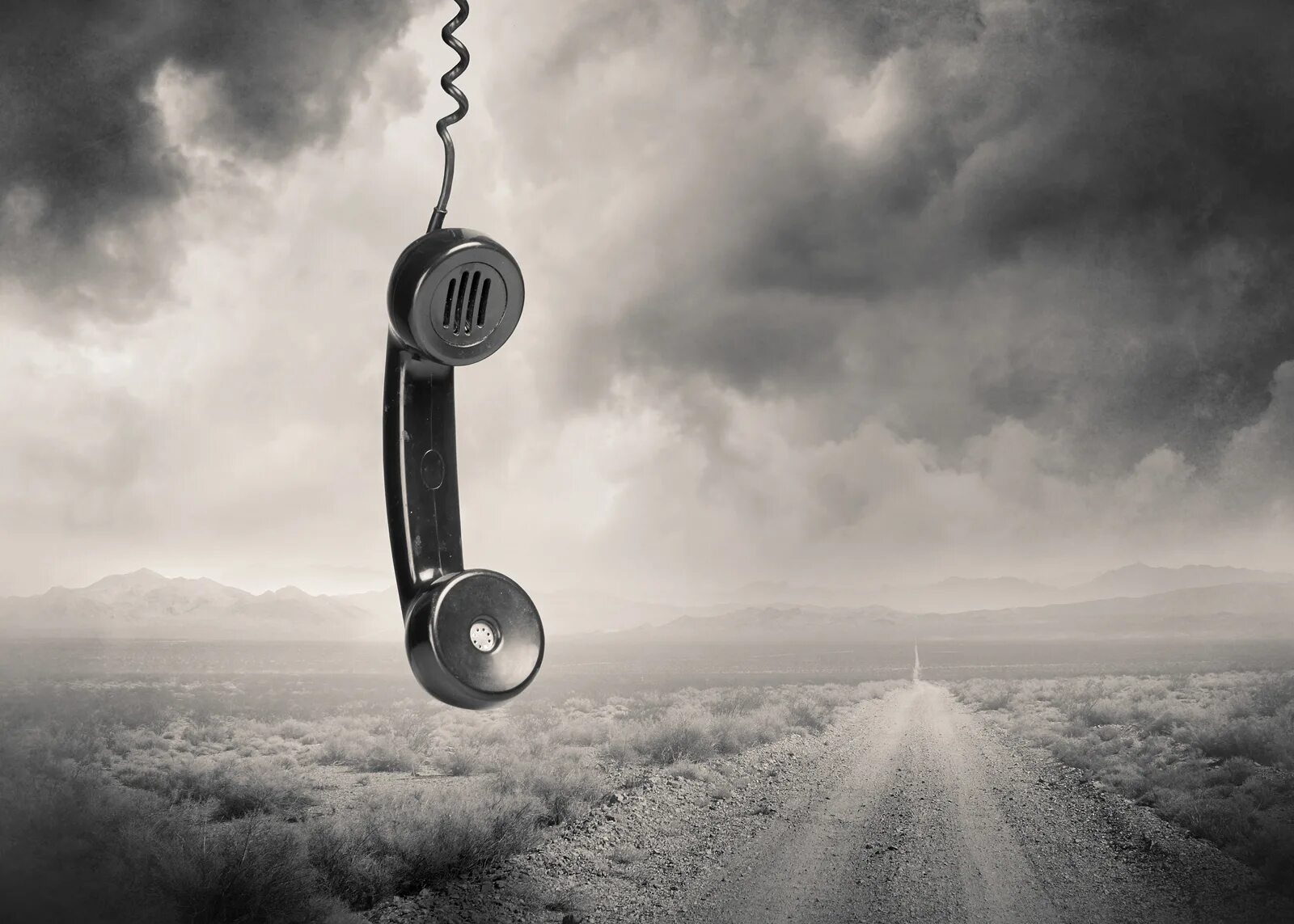 человек в наушниках. девушка с телефоном. девушка диджей брюнетка. красивая девушка в наушниках. телефонная трубка.