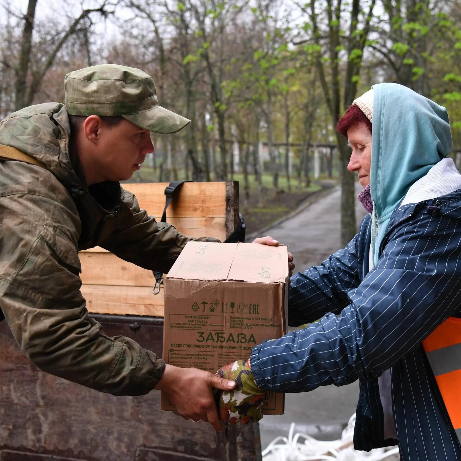 Что будет после помощи украине. Военные помогают жителям. Военные волонтеры. Военные раздают гуманитарную. Русские военные раздают гуманитарную помощь.