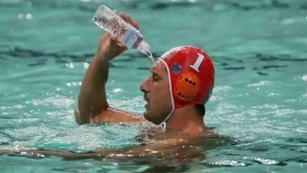 Люди спасаются от жары. Смешно про жару. Спасаемся от жары. Лето жара. Было знаете ли очень жарко.