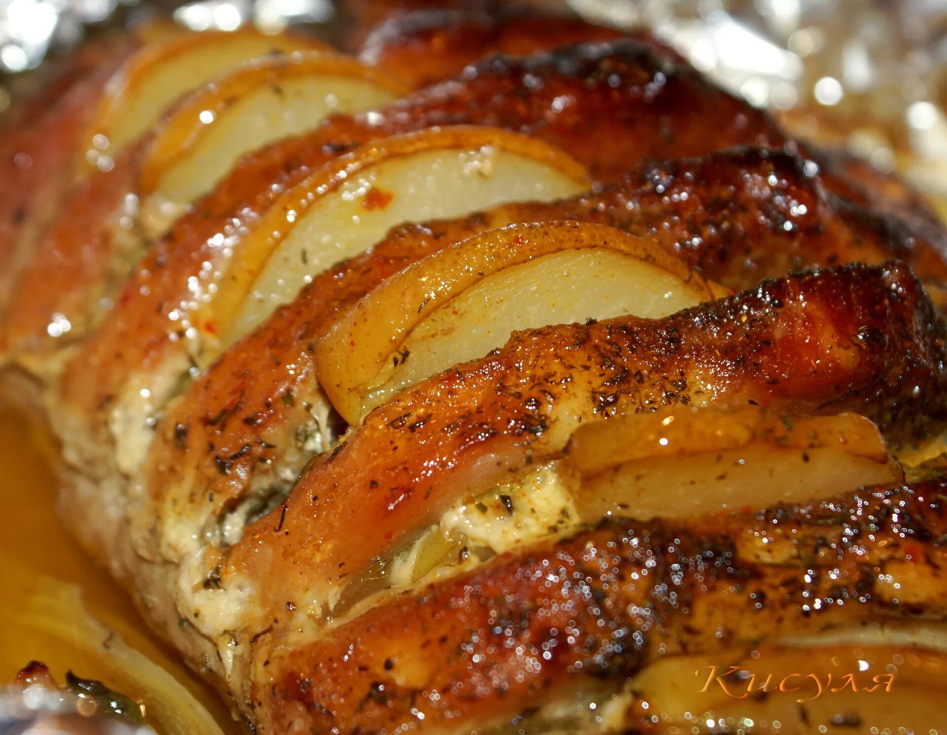 Свинина простой рецепт быстро. Свинина с яблоками в духовке. Свинина запеченная с яблоками в духовке. Свиная шейка в духовке. Свинина запеченная с грушей.