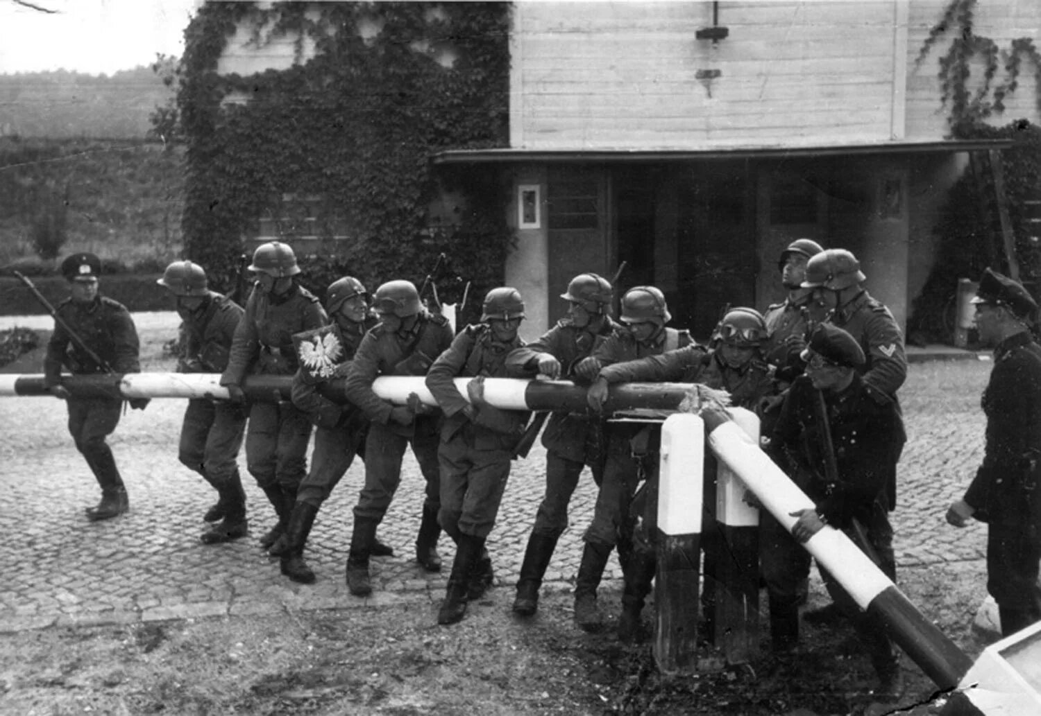 1939 год 2 сентября. 1.9.1939 Германские войска напали на Польшу. Вторжение в Польшу 1939 Германия. Немецкие солдаты Польша ш лагбаун.