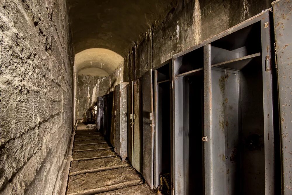 Музей бункер 703. Квест бункер сталина. Идем в бункер. Заброшенный бункер в подольске. Люди в бункере.