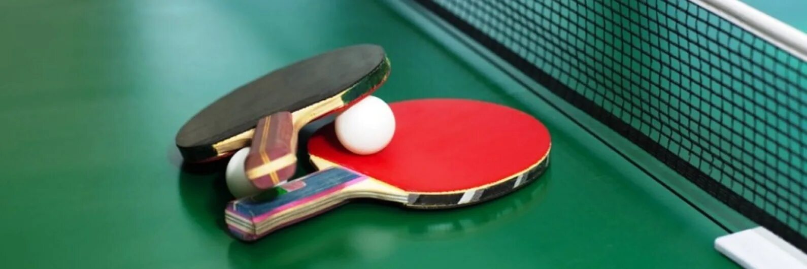 Настольный теннис ракетки на столе. Настольный теннис баннер. Ракетка настольный теннис пинг. Настольный тенниспинпонк. Пинг понг 1.