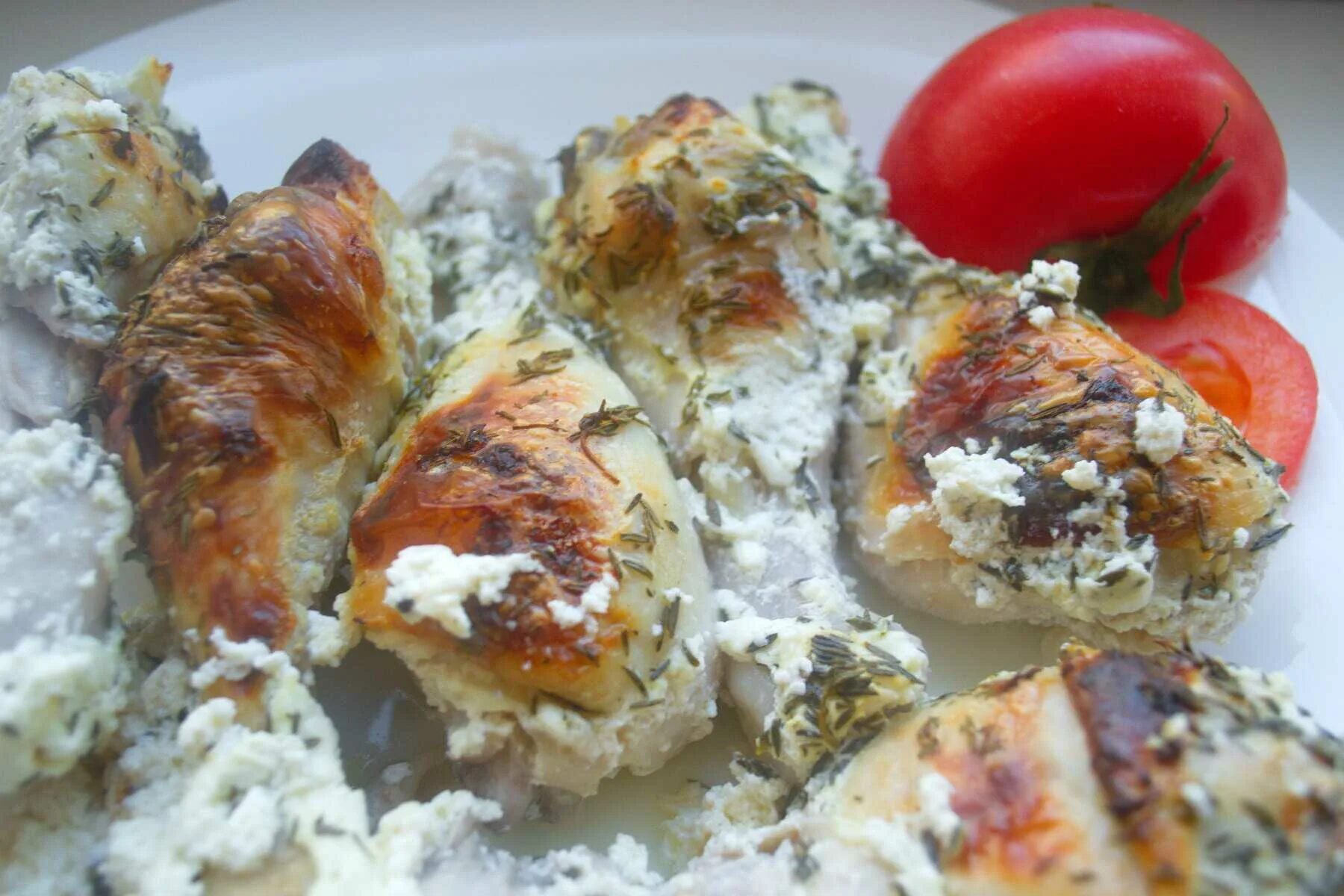 Маринованное куриное филе в духовке. Курица в кефире. куриная грудка запеченная в кефире. курица в кефире в духовке. филе курицы в кефире в духовке.
