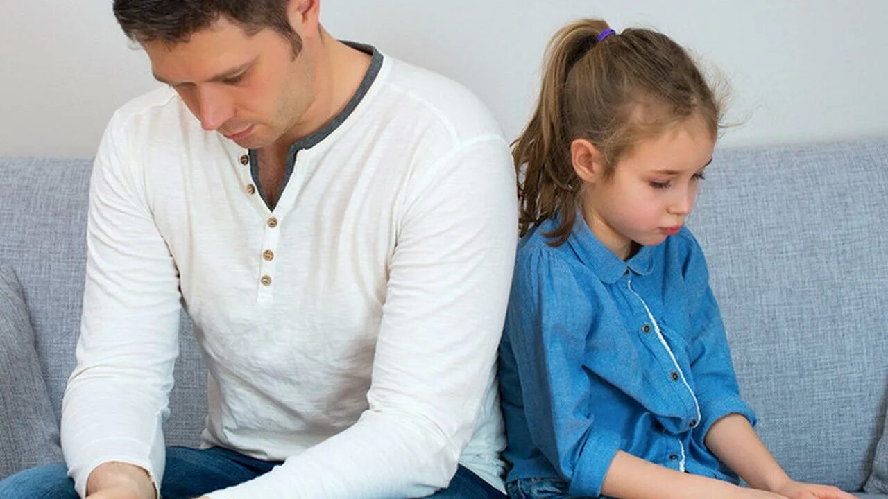 Мама дочь отчим. Мама дочь отчим. Девочка с папой. Второй ребенок в семье. Соблазны для ребенка.