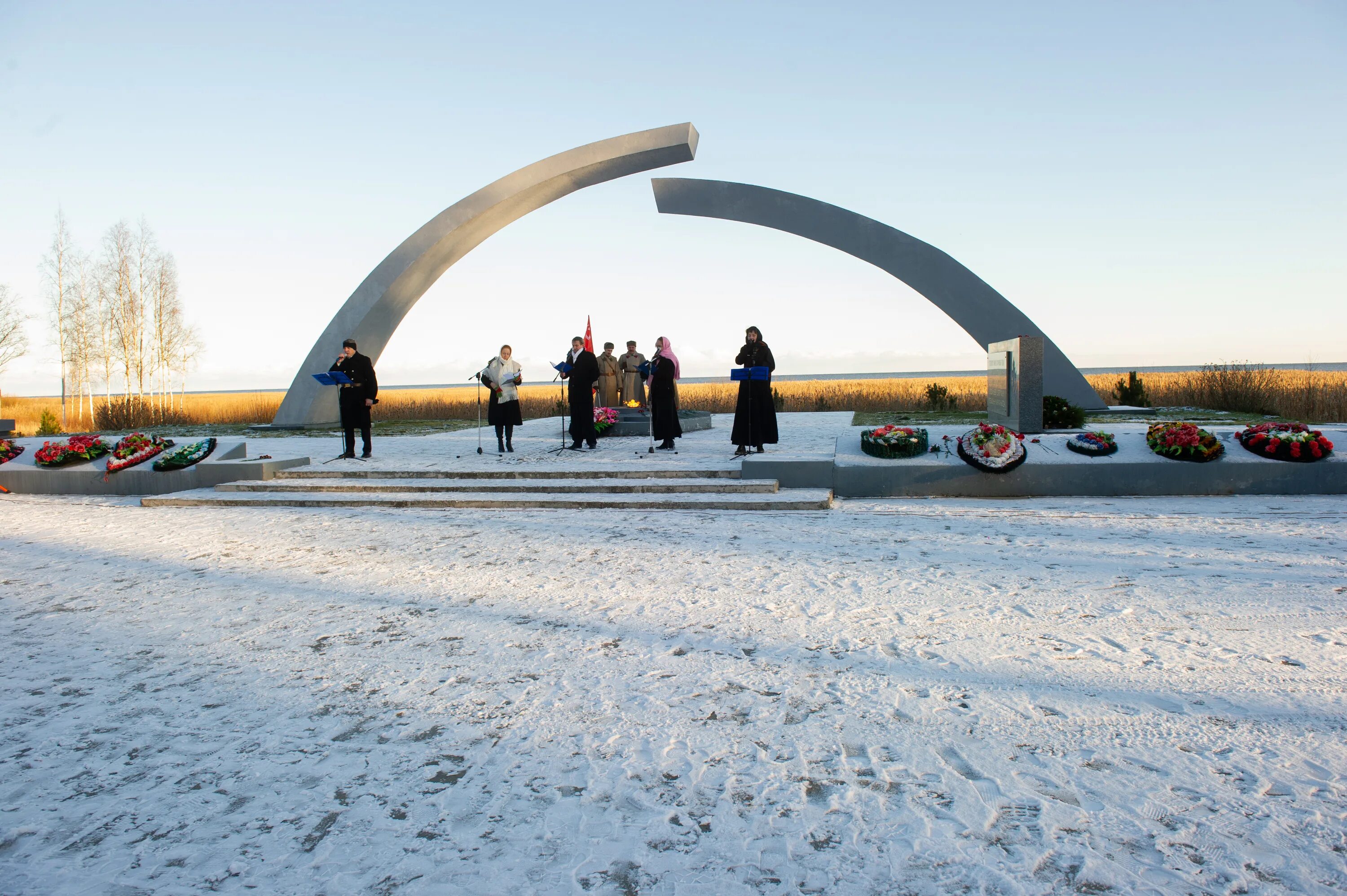 Разорванное кольцо блокады памятник. Памятник на ладожском озере разорванное кольцо. Разорванное кольцо блокады ленинграда. Мемориал разорванное кольцо блокады ленинграда. Разорванное кольцо блокады памятник.