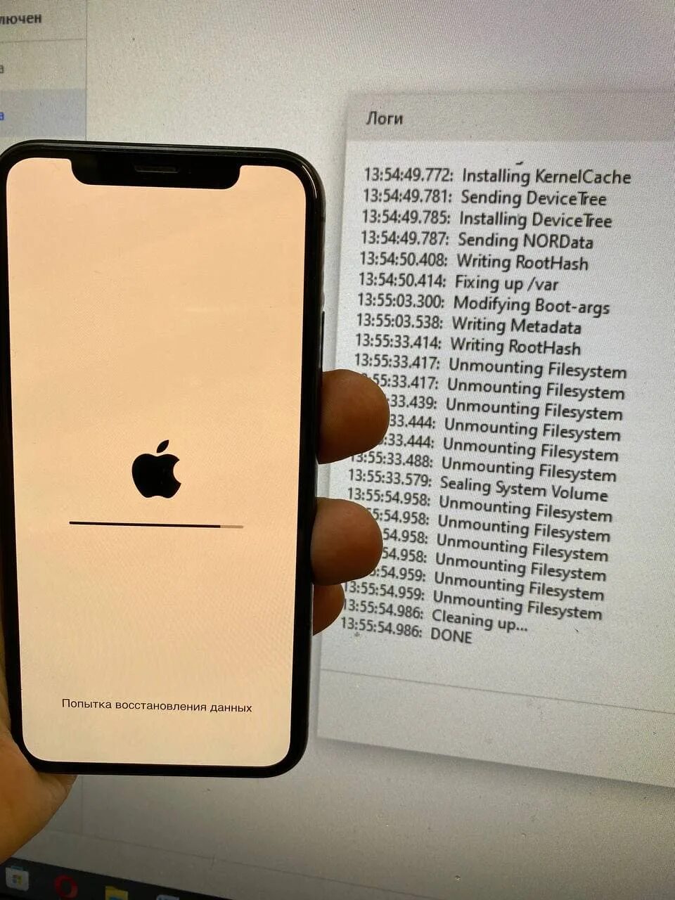 Завис айфон включается делать. Ошибка -1110 айфон. iphone висит на яблоке. айфон завис. попытка восстановления данных iphone.