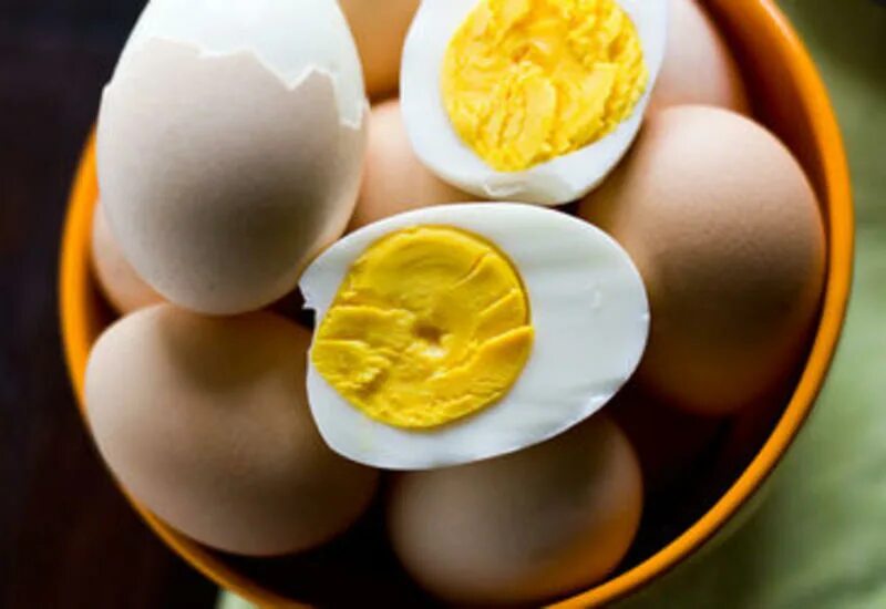 Как сварить свежее яйцо. Яйцо (пищевой продукт). вареные яйца. съедобные яйца. лекарственные яйца.