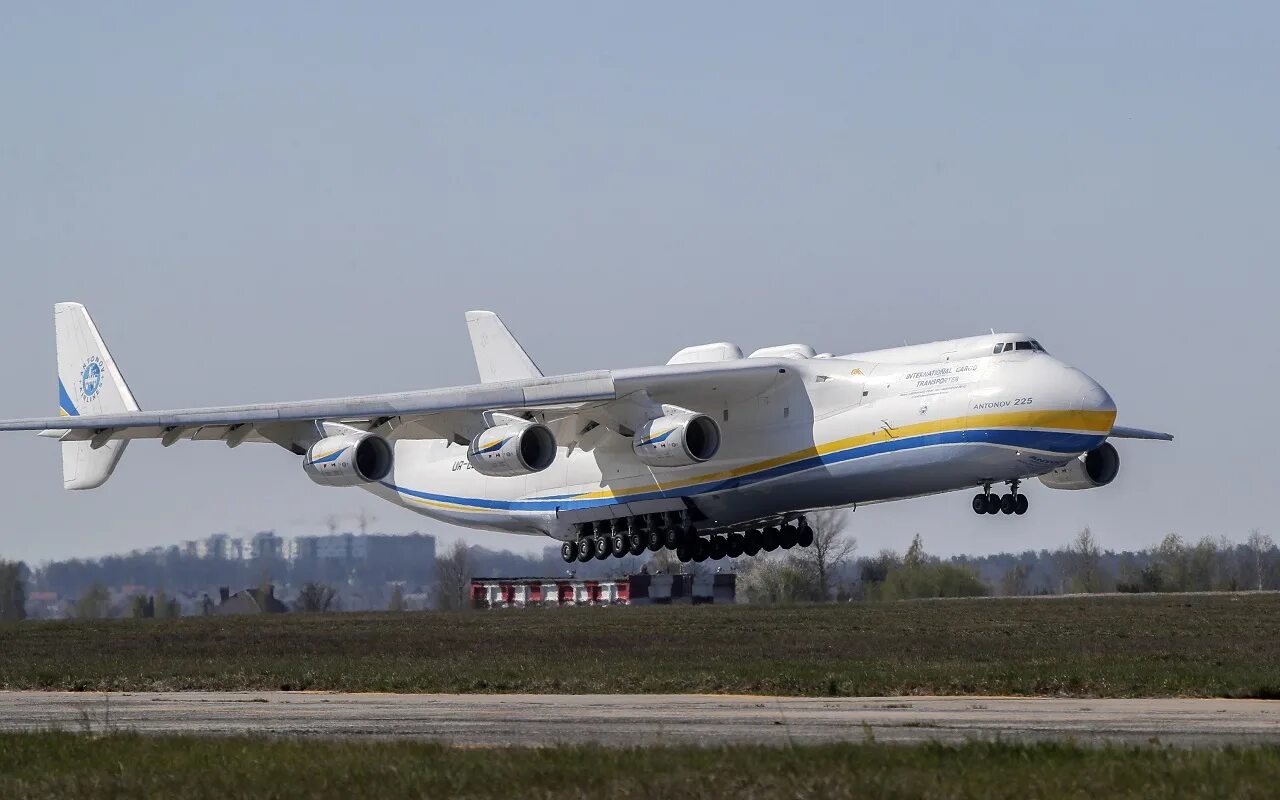 Украинский самолет. Самолёт АН-225 Мрия уничтожен. Мрия 225. АН-225 Мрия транспортный самолёт. АН-225 Мрия Украина.