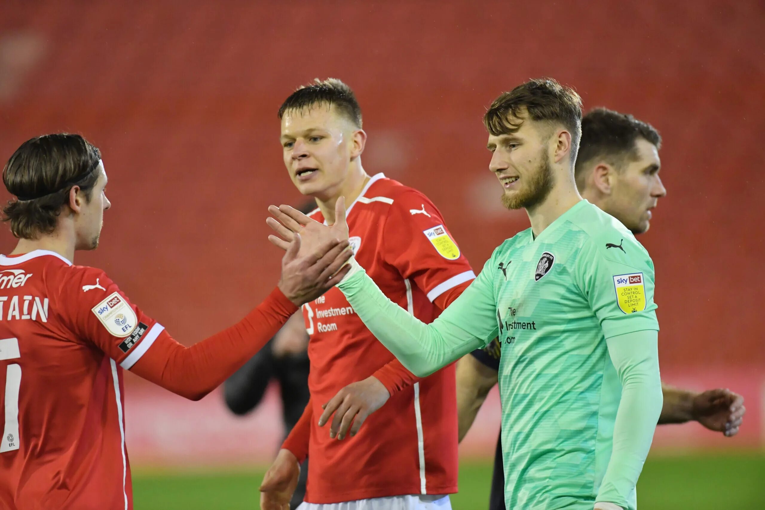 Хаддерсфилд форма. Футбол стадион. Барнсли матчи. Кубок чемпионшипа англии. Фк барнсли.