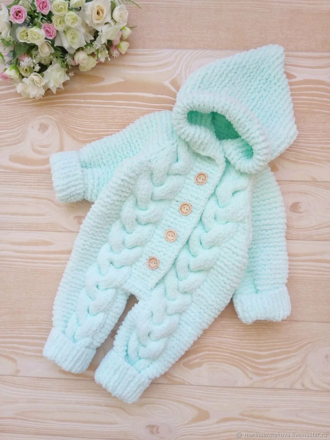 Вязаный комбез для новорожденных. Детский комбинезон спицами. Комбинезон для новорожденного мастер класс. Вязаный комбинезон для новорожденных. Вязаный комбинезон для новорожденных.
