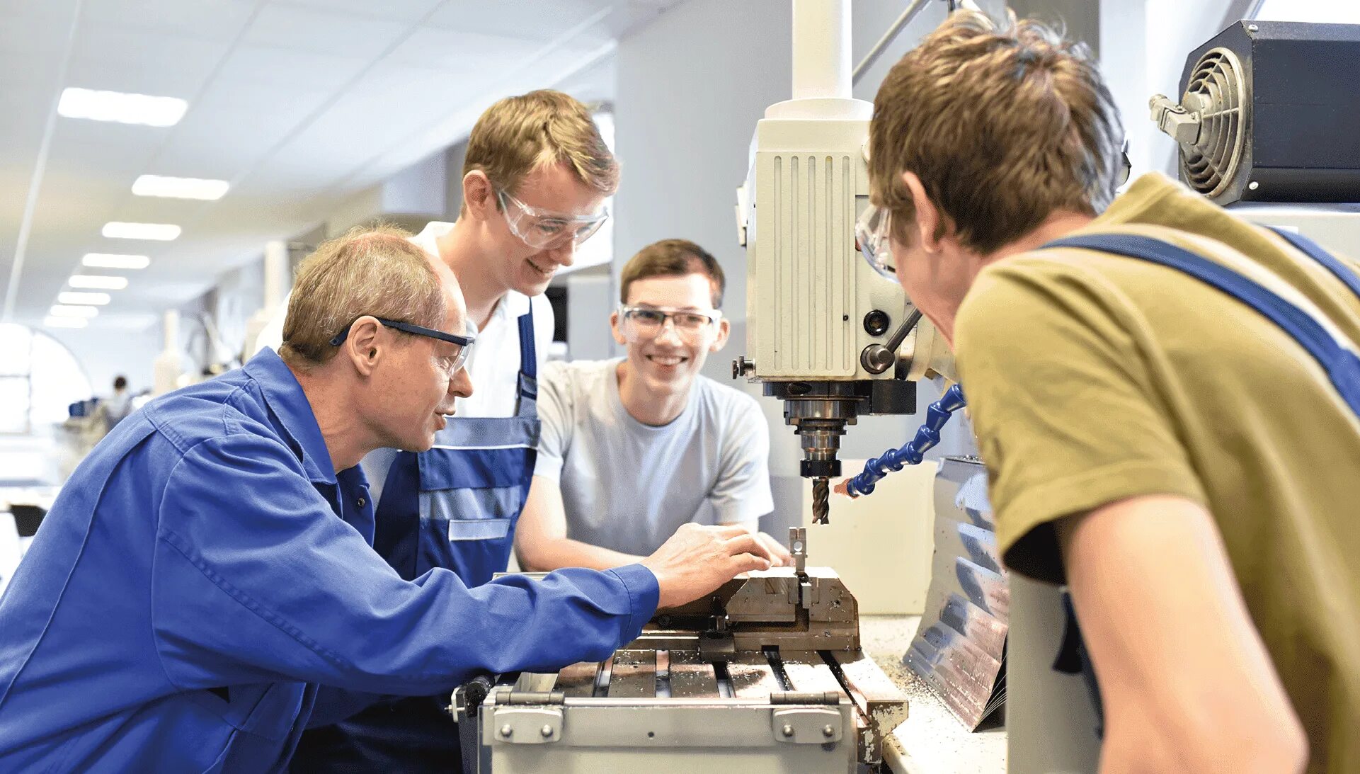 Производственный коллектив. Машина технологии. Технические специальности. Человек с техническим образованием. Научно технические инновации.