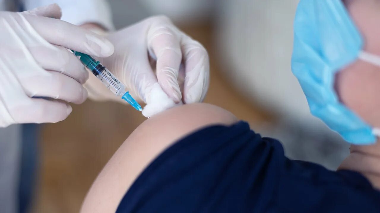Прививки для чего нужны профилактические. Вакцина профилактика от гриппа. Прививки девушки. Для чего нужна иммунизация. Прививка от гриппа вакцины.
