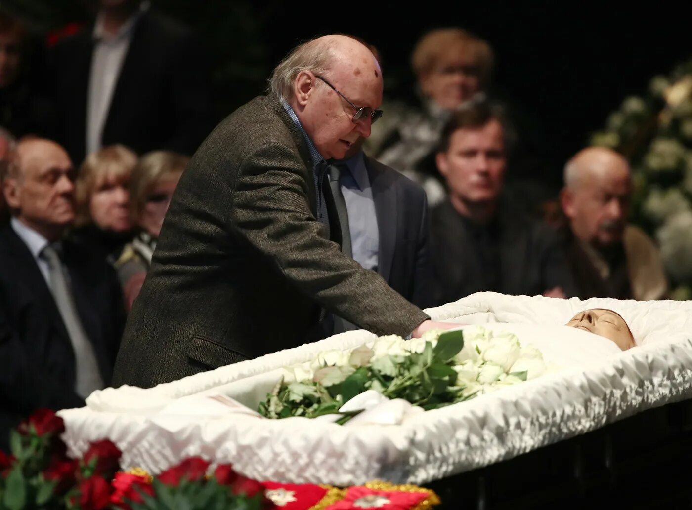 Похороны федора добронравова. Прощание с владимиром зельдиным. Прощание с федором добронравовым. Фёдор добронравов дата смерти похороны. Похороны олега январского.