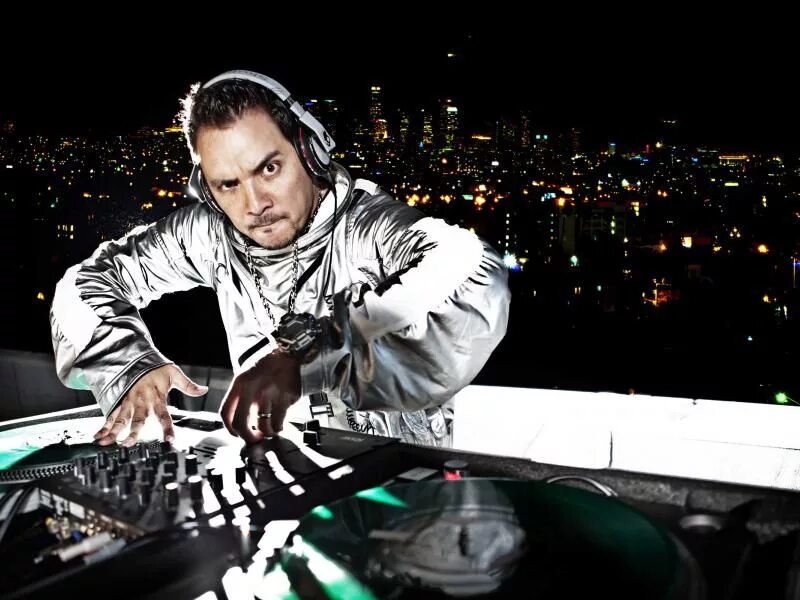 I m mike. Mixmaster mike. dj майк. диджей майкл корофф. майк дроздов диджей.