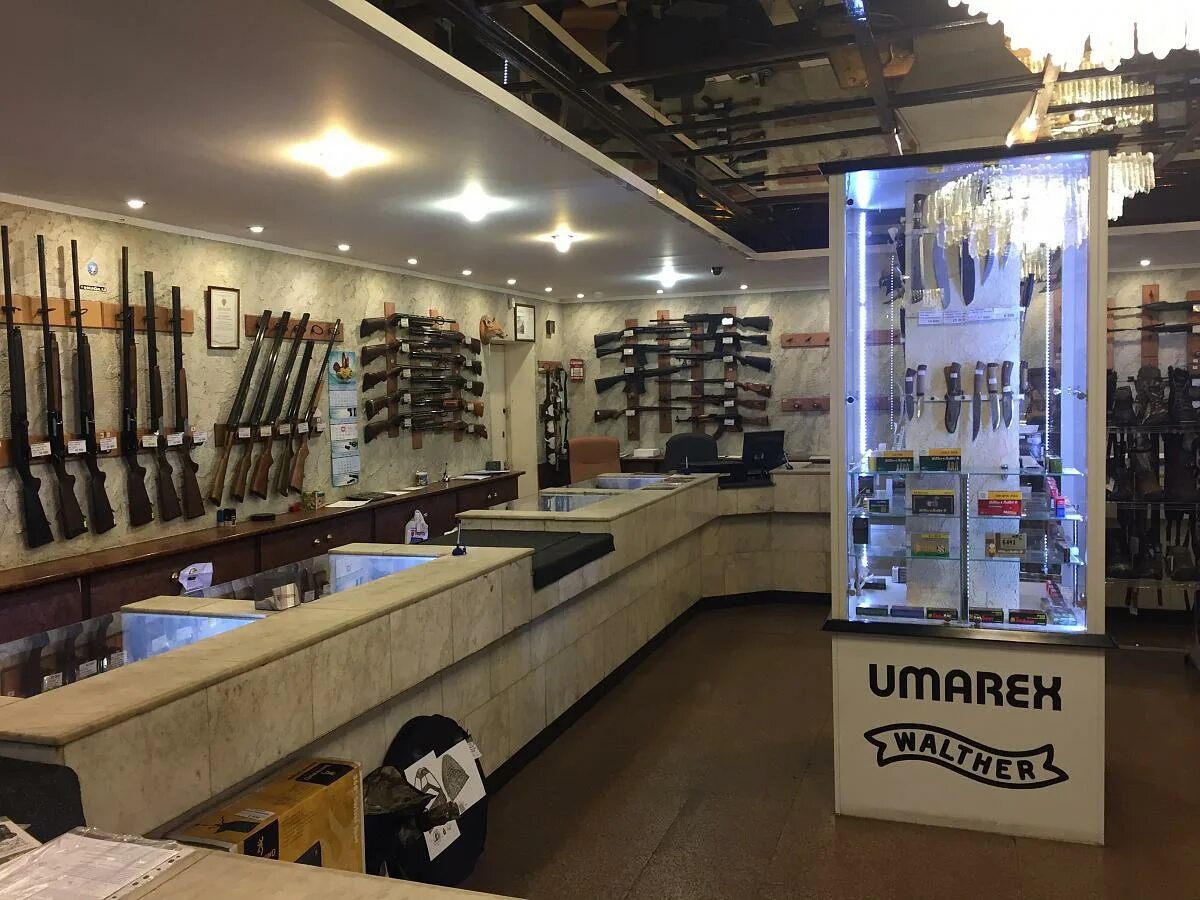 магазин оружия в нижнем новгороде охотник. 7. охотник оружейный магазин. итальянская 31 санкт-петербург. оружейная витрина.