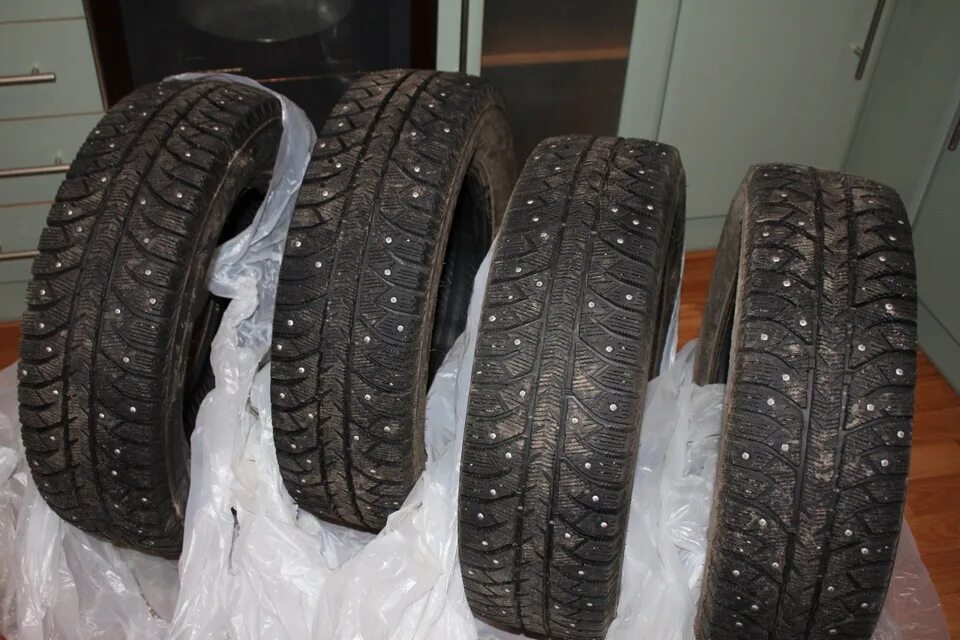 Шины бриджстоун айс. Bridgestone Ice Cruiser 7000. Bridgestone Ice Cruiser 7000 r14. Бриджстоун айс Крузер 7000. Зимние шипованные шины Бриджстоун.