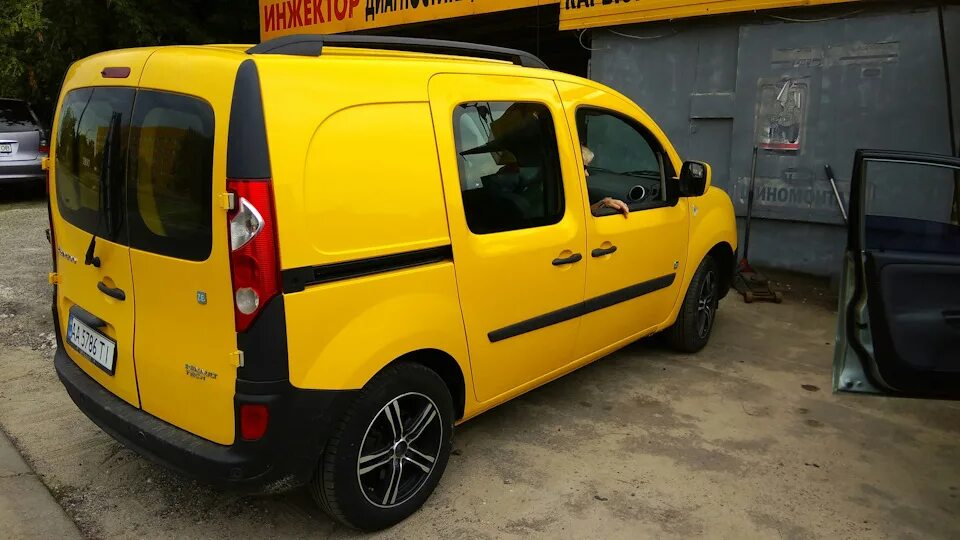 Двери renault kangoo. Renault Kangoo. Рено Кангу 2008 апгрейд. Renault Kangoo желтая 2008. Рено Кенго 2008 каблук.