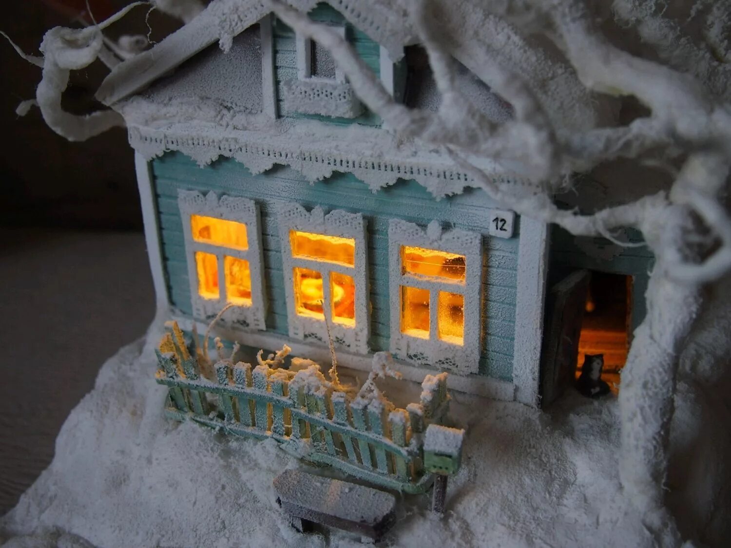 Новогодний домик поделка. Как сделать дом зимним. Поделка домик зима. Поделка новогодний домик своими руками. Как сделать дом зимним.