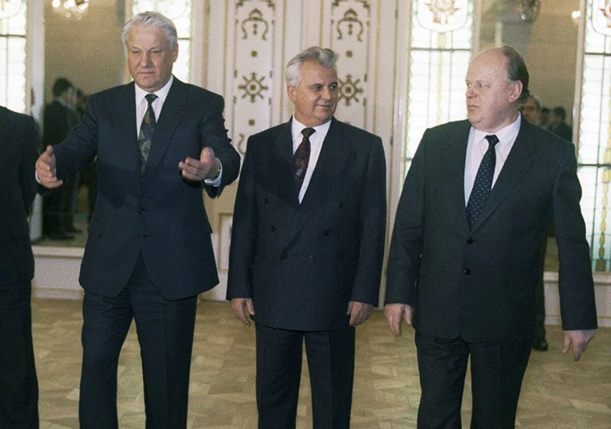 Кравчук 1991. Беловежские соглашения 1991 ельцин шушкевич. Ельцин кравчук и шушкевич беловежское соглашение. Беловежские соглашения 1991 ельцин шушкевич. Леонид кравчук и борис ельцин.