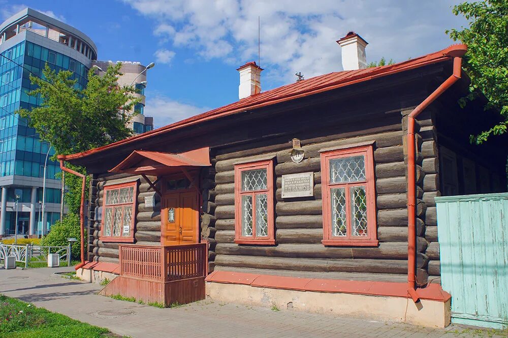 Дом-музей п.п Бажова в Екатеринбурге. Мемориальный дом музей Бажова. Сад бажова