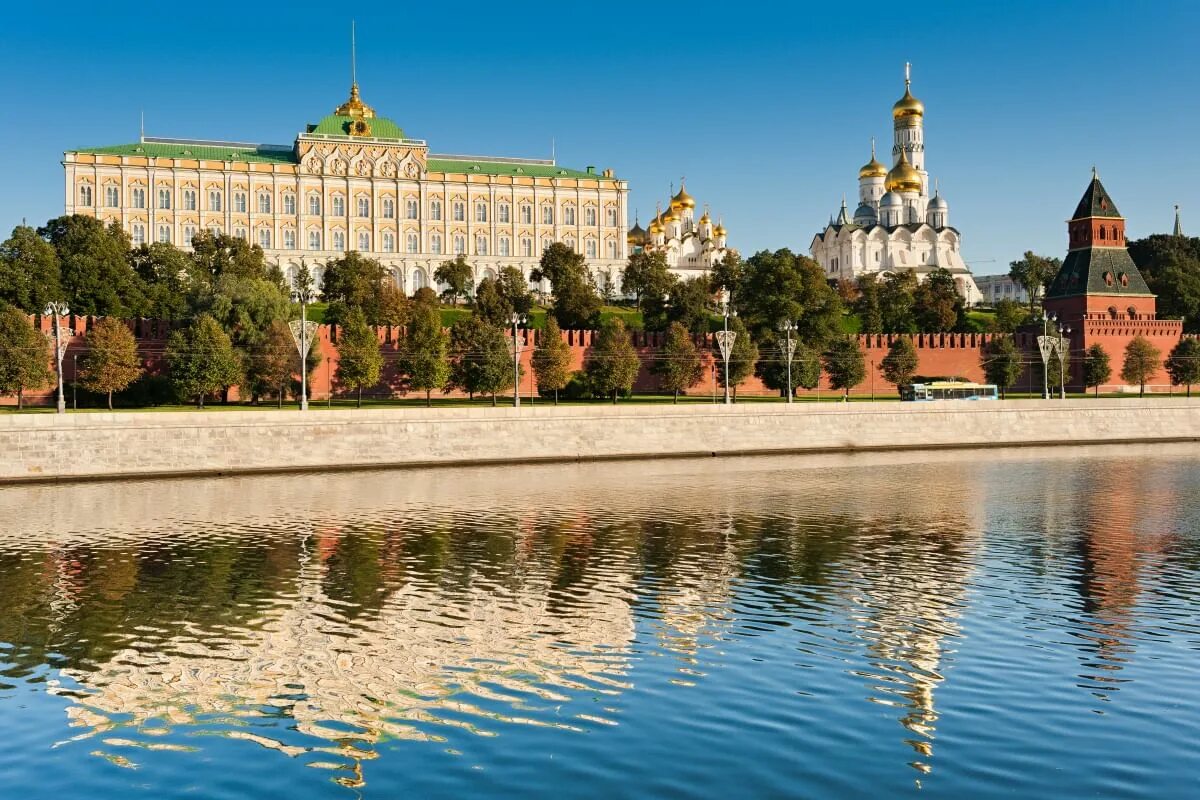 Какие реки протекают у московского кремля. Музей-заповедник Московский Кремль. Москва река Кремль. Кремлевская набережная Московский Кремль. Вид на Кремль с Москва реки.