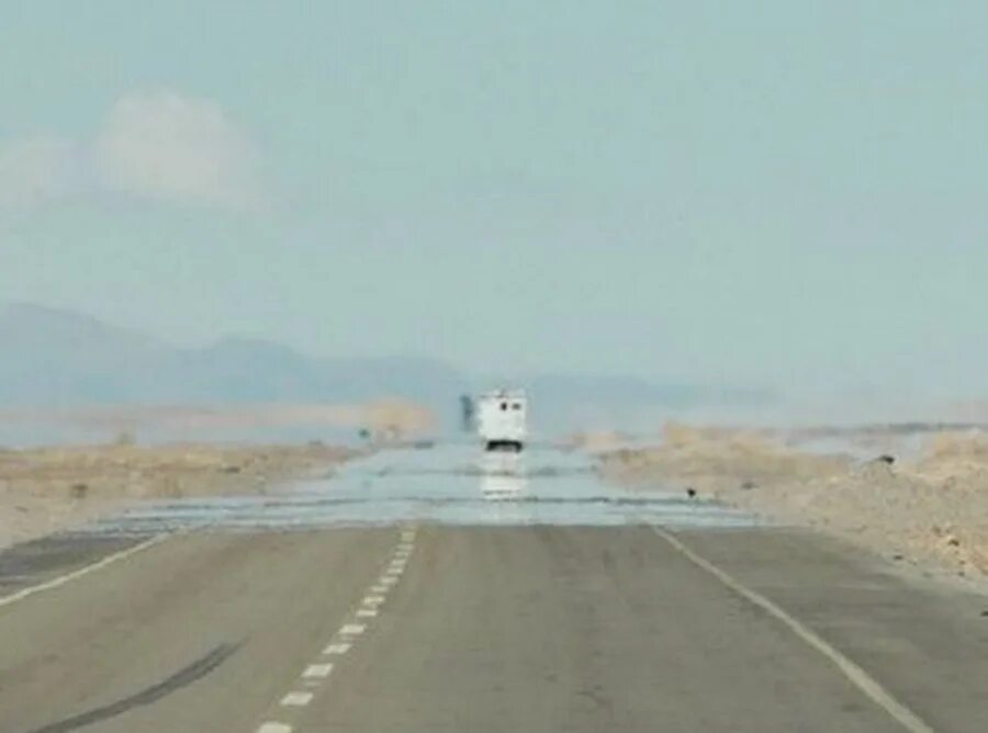 Оптическое явление в пустыне. Мираж фата моргана в пустыне. мираж оптическое явление. эффект миража. марево мираж.