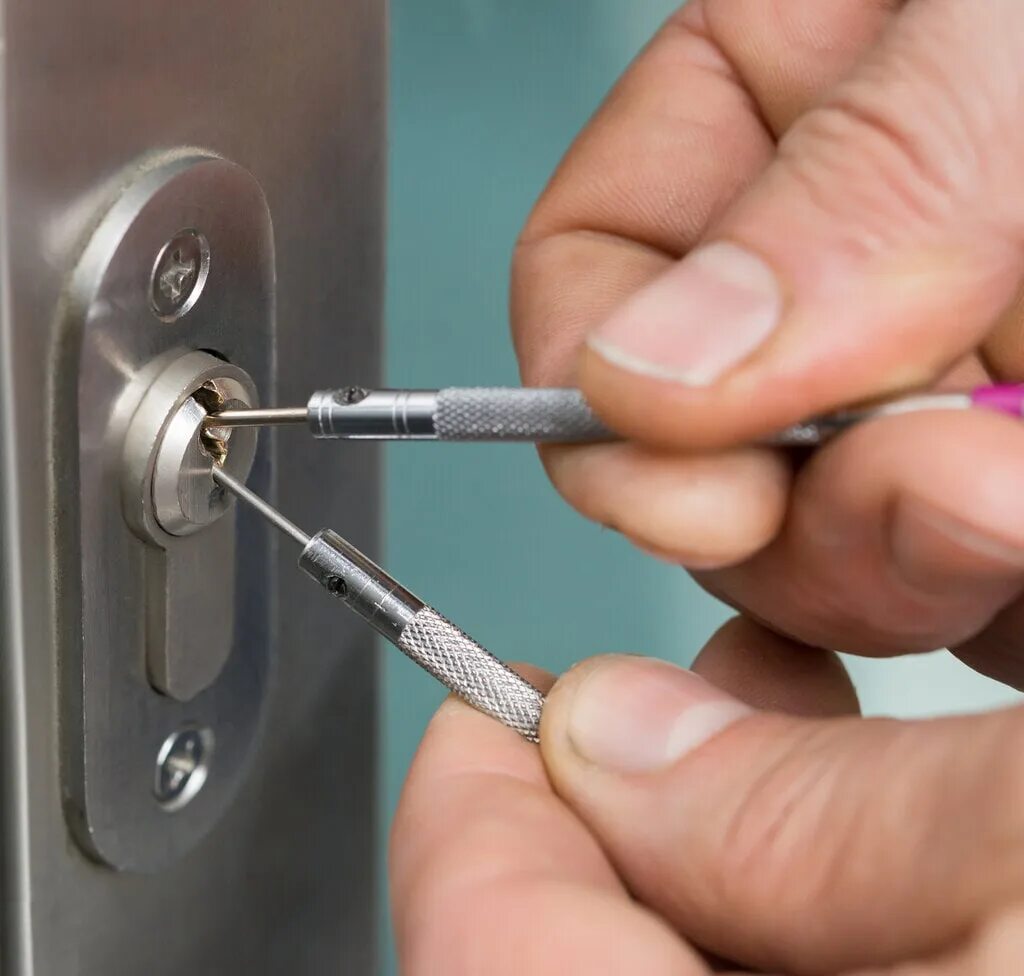 Вскрытие авто дверей сейфов. Монтаж дверного замка. Вскрытие дверных замков. Аварийное вскрытие дверей. Вскрытие дверных замков.