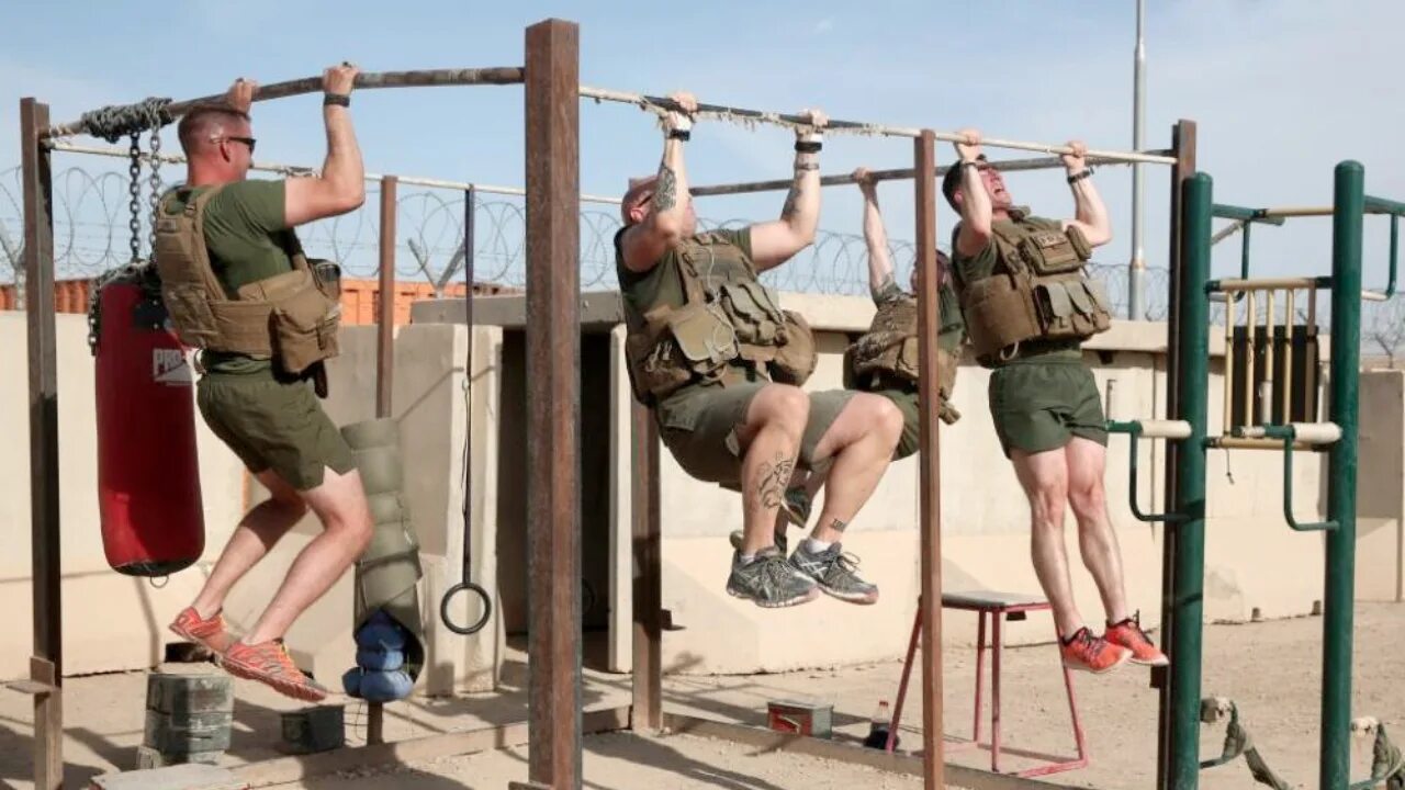 Pull ups Military. Армейские подтягивания. Солдат на турнике.