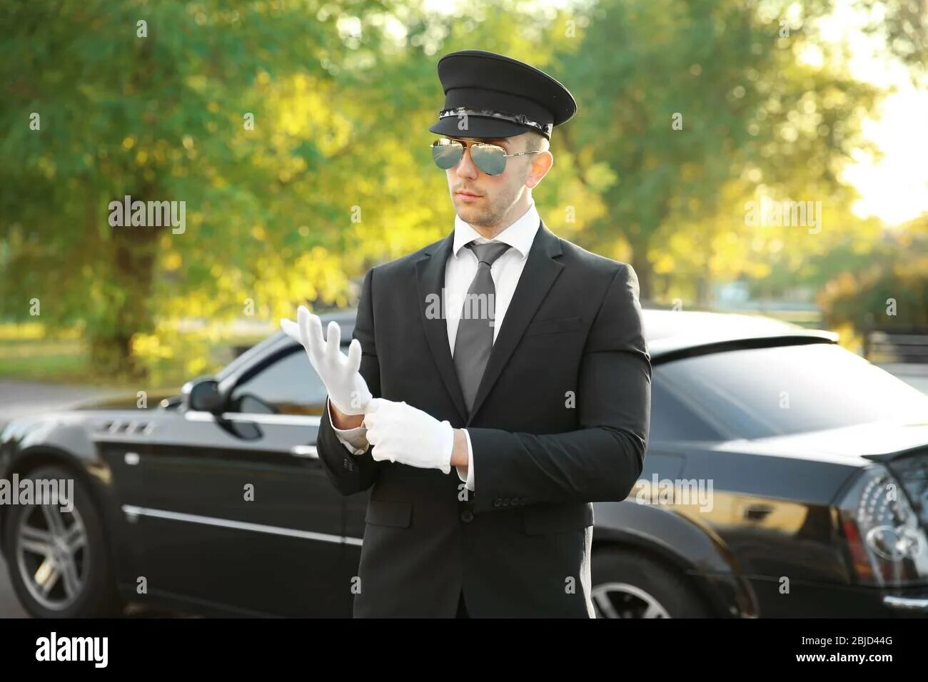 Водитель в жилете и маске. Персональный водитель для женщины. Шофер в отеле. Душка шофер лимузина. Шофер лимузина.