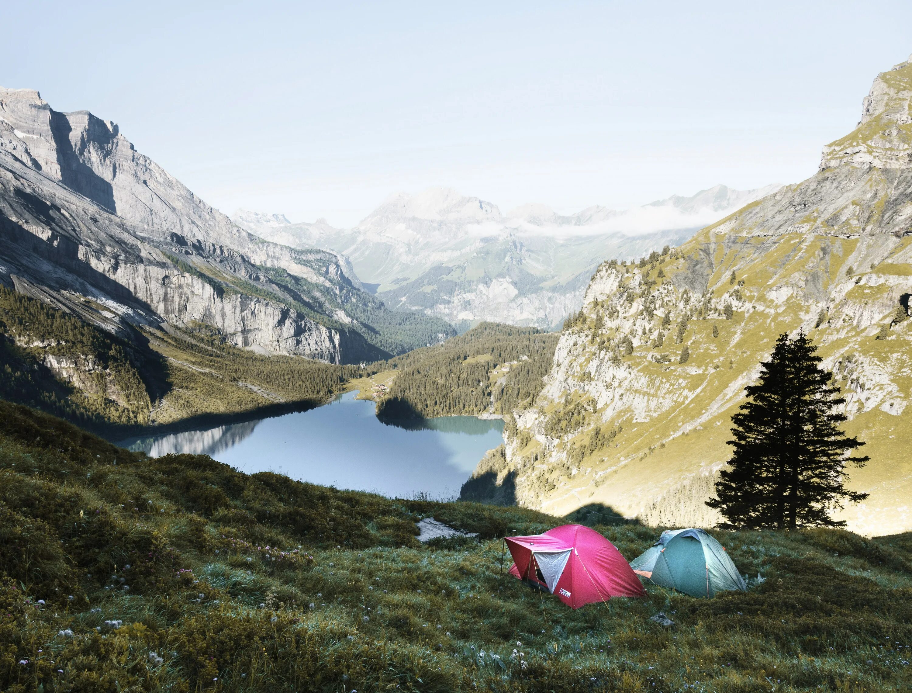 Mountains camping. Палаточный лагерь на озере Кардывач. Горный Алтай кемпинг палатки Шавлинские озера. Палаточный лагерь в Альпах. Кемпинг в горах Кавказа.