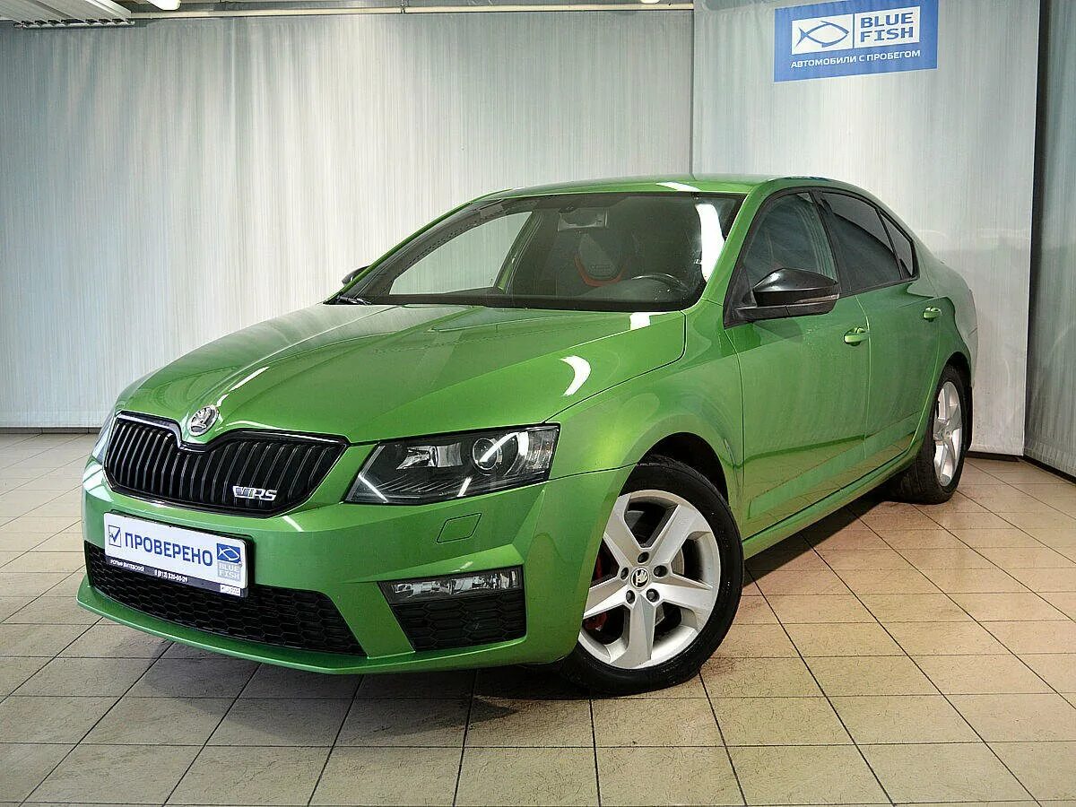 Омск купить шкоду. Skoda Octavia RS 2022 зелёная. Шкода РС 2014. Skoda Octavia 2014 зеленая. Школа Рапид 2022 зеленая.