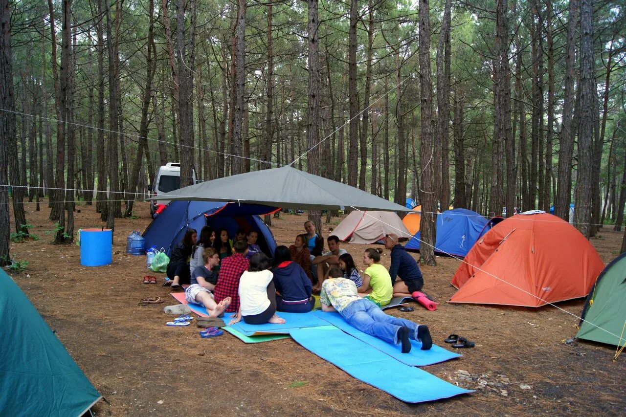 Меню палаточный лагерь. Палаточный лагерь. Палаточный кемпинг. Лагерь с палатками. Туристический лагерь.