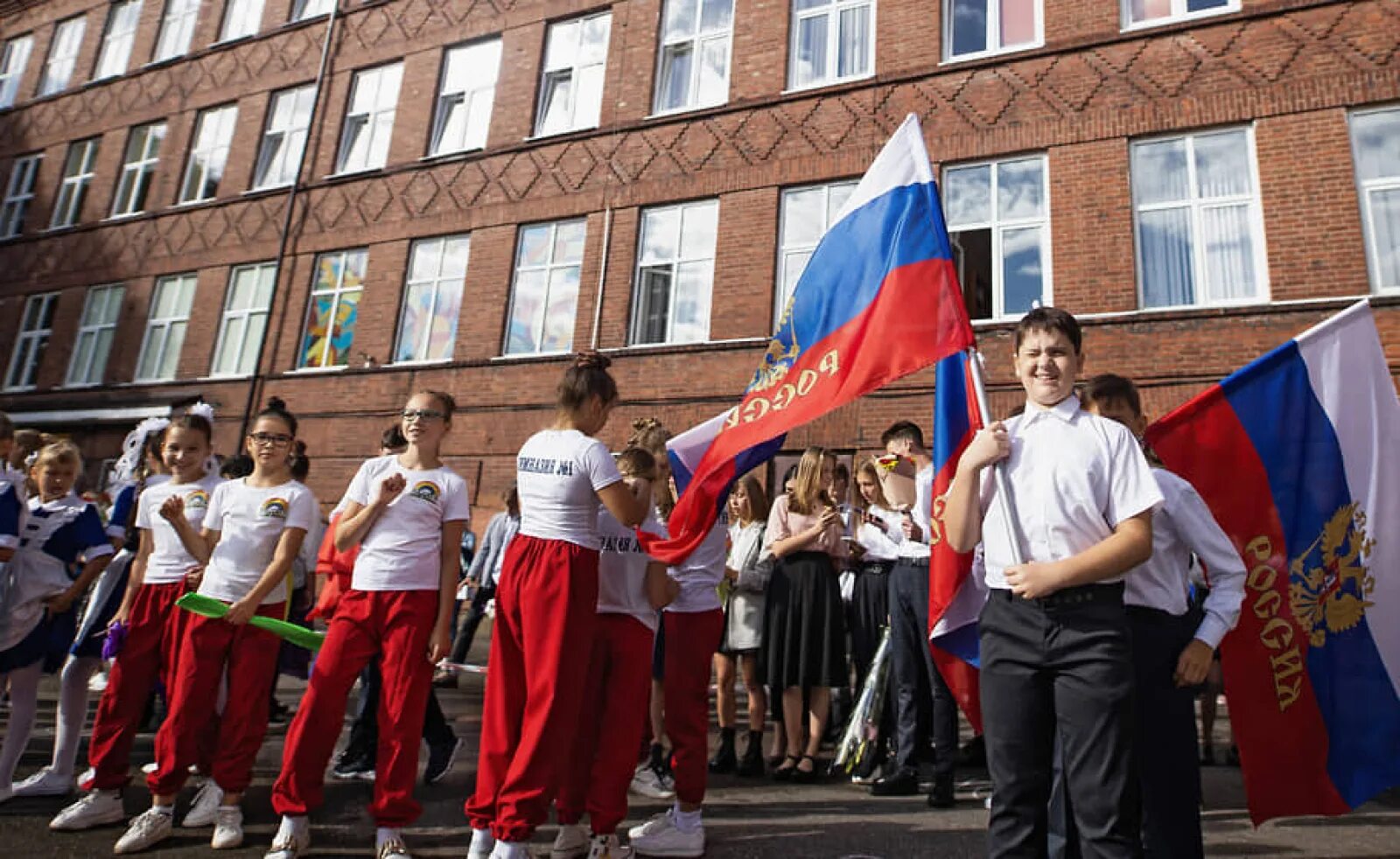 Российская школа политики. Российская школа. Российские школьники. Школьники с флагом. Флаг школы.