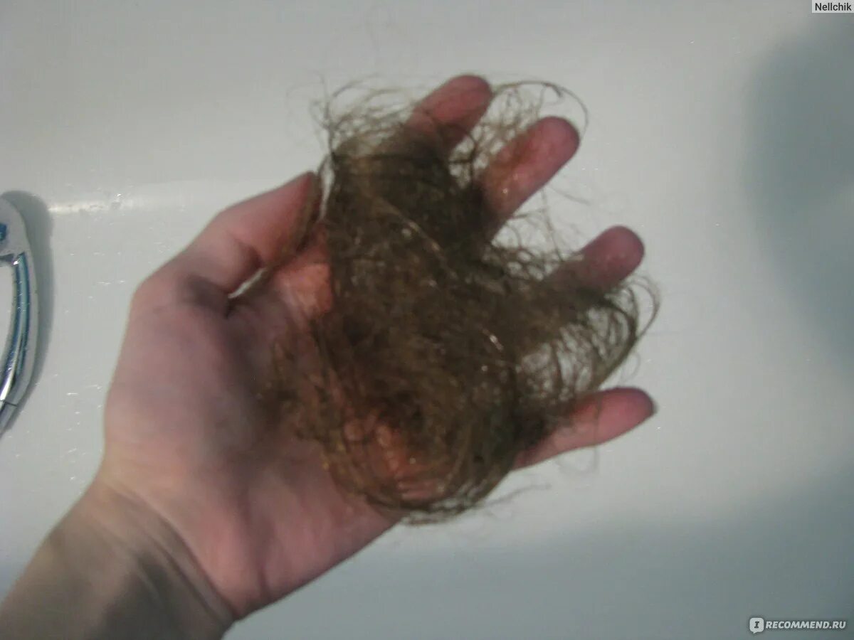 Волосы в ванной после мытья. Выпадают волосы после мытья головы. Выпадает очень много волос. Почему выпадают волосы после мытья