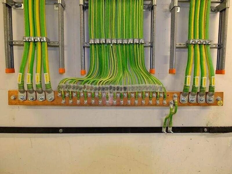 Главное заземление. Главное заземление. Монтаж шины заземления к стене. Главная заземляющая шина пуэ. Шина соединительная шнайдер заземление.