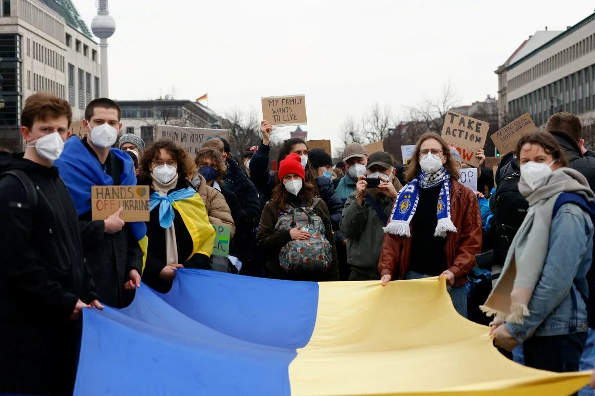 Люди поддержавшие украину. Митинг. Митинги в поддержку Украины. Протесты в Украине. Митинг за мир.