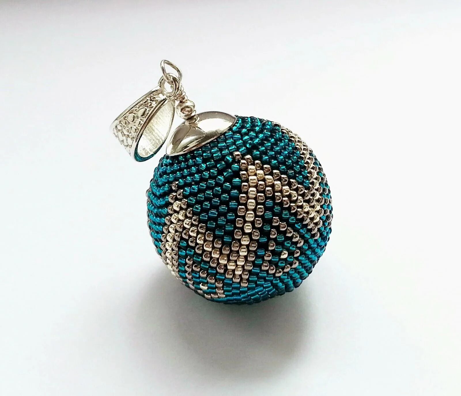 Плетение бисером пейот. Kazari sakuiro. Бисерное плетение. Хельга бисероплетение. Бусы из бисера.