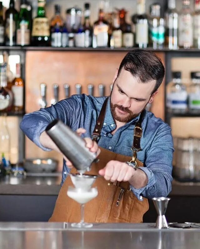 Бариста и бармен разница. Stenhus ресторан. Бармен в ресторане. Бармен бариста. Бариста коктейль.