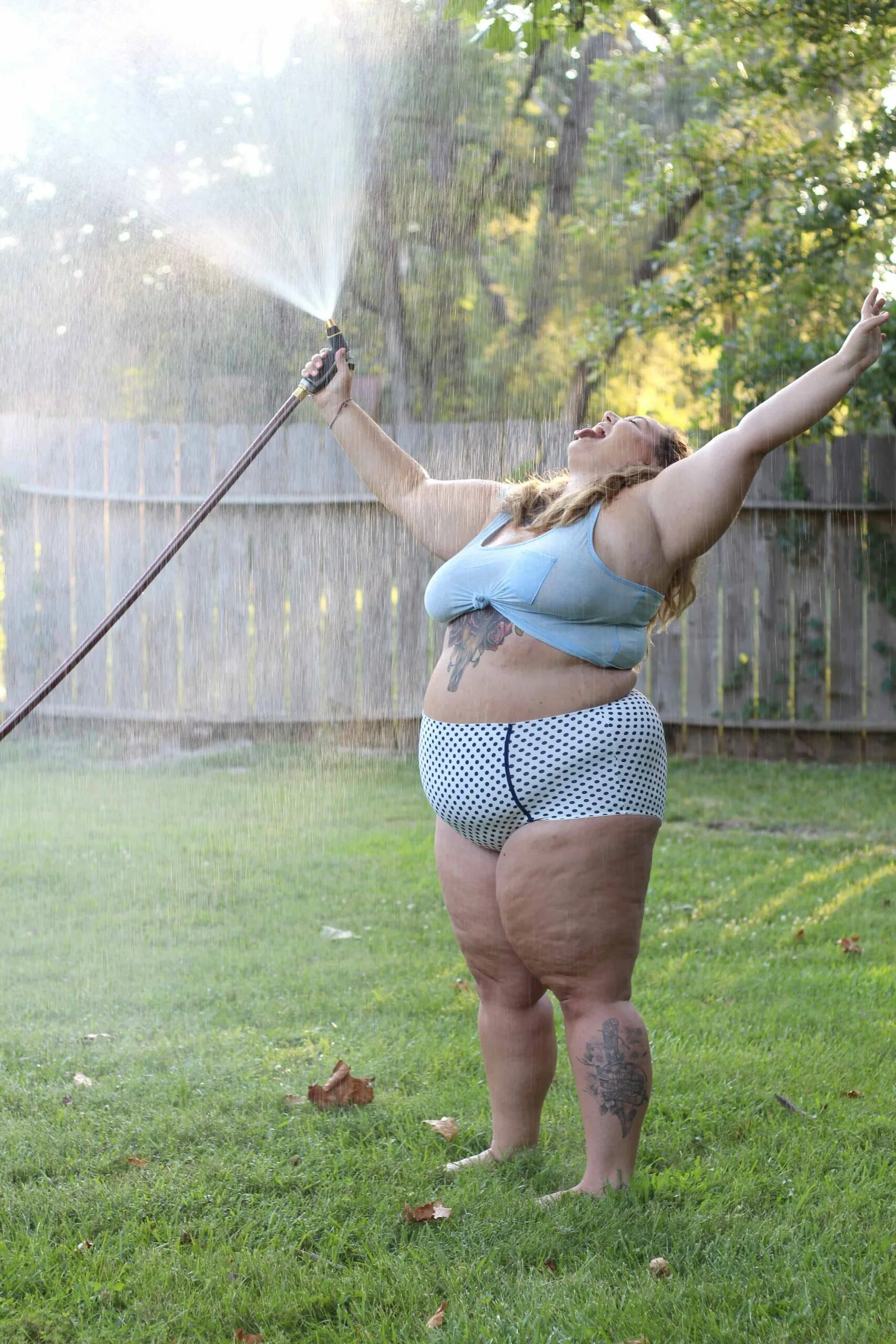 Танцы для полных женщин. Стоит толстуха деревянное брюхо железный песок. Стоит толстуха деревянное. Толстая женщина прыгает. Деревенские толстые женщины.