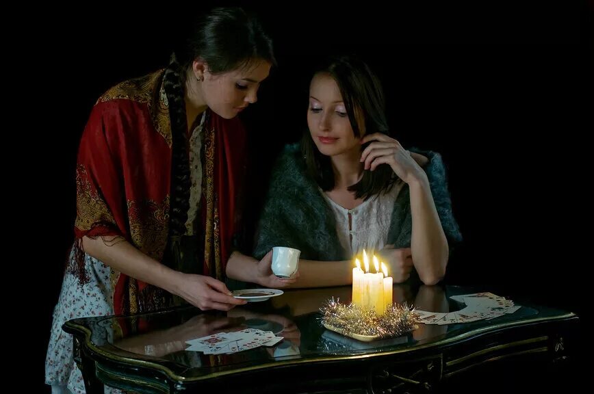 Правдивое гадание на любовь. Девушки гадают. Девушки гадают на Святки. Святки магия. Рождественские гадалки.