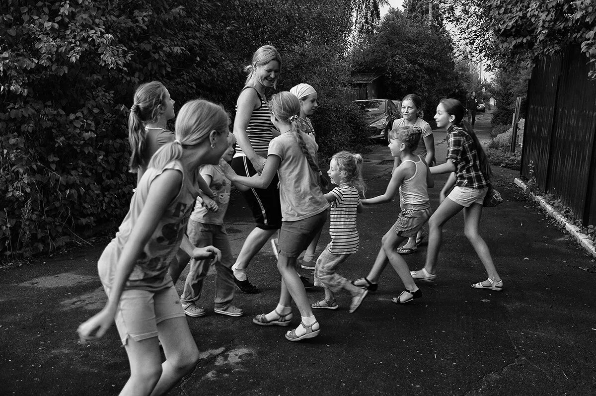 деревенские развлечения. анастасия щеглова на сеновале. анастасия щеглова. девичьи забавы. девушка в хижине.