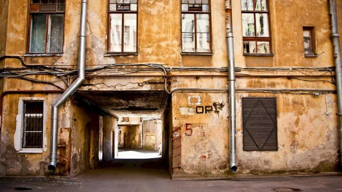 Старый дом желтый. Петербургские трущобы васильевский остров... обветшалый дом в санкт-петербурге. старые дворы питера. выборг трущобы.