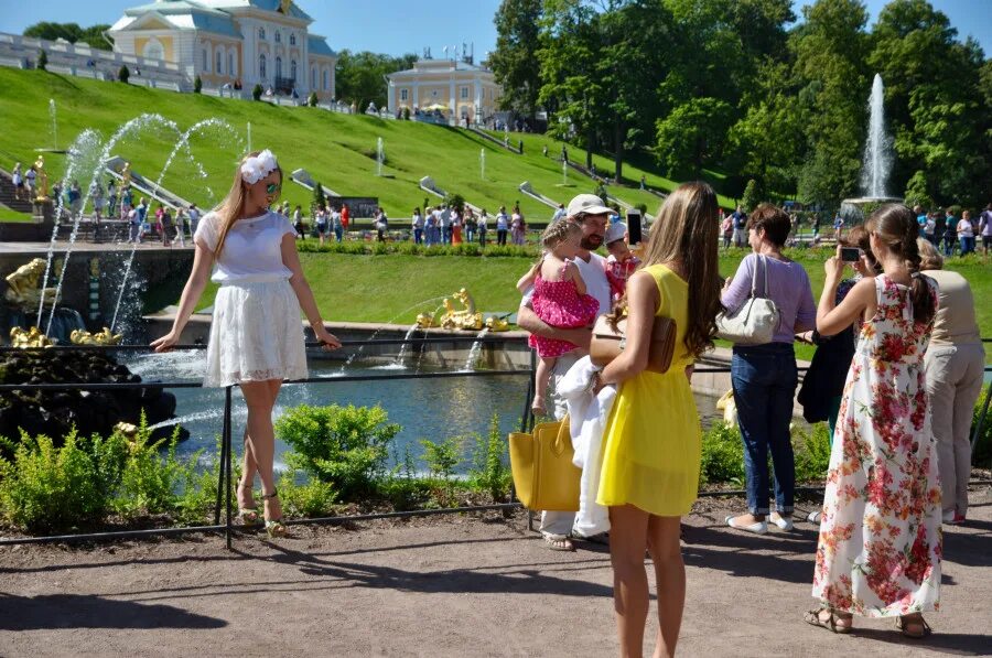 Женщины Петербурга. Женщина города Санкт-Петербург. Женщина из Питера. Женщины Питера на лужайке. Woman спб