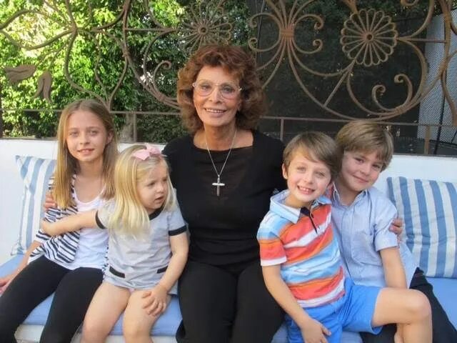 Sophia Loren, 85, dazzles as she accepts lifetime achievement award from son Cel