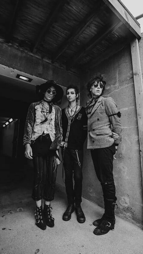 Себастьян ремингтон. Palaye royale и maneskin. Palaye royale fever dream альбом. Palaye royale fever dream альбом. Группа palaye royale.