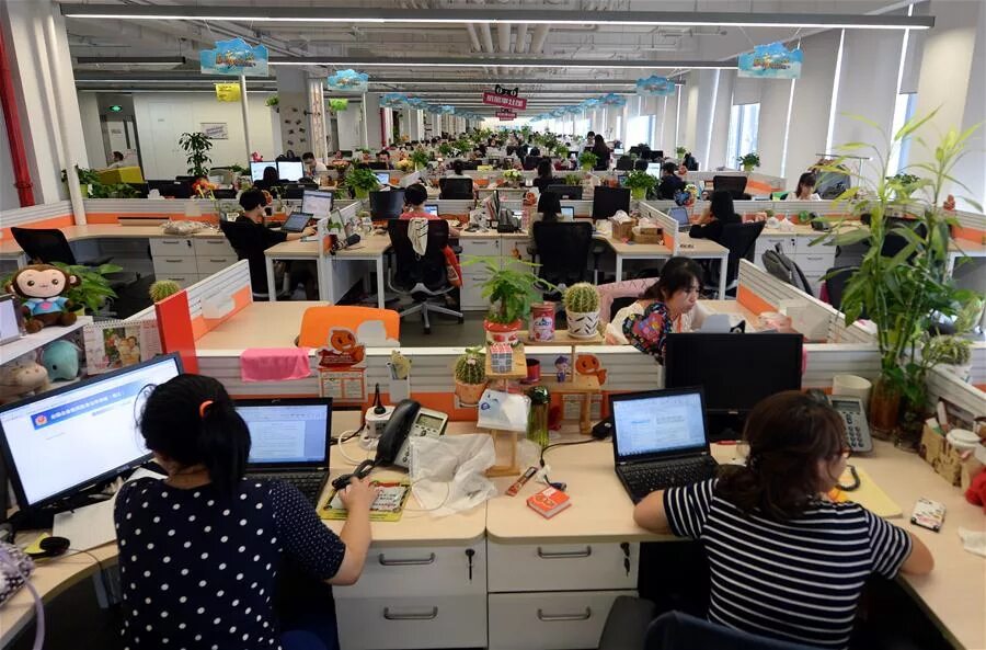 офис компании в китае. китайский офисный работник. китайский офис. китайцы в офисе. офис компании али баба.