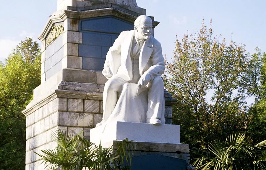 Памятник ленину в уфе. Памятник ленина в уфе. памятник ленину в уфе на горсовете. первый памятник ленину в уфе. скульптура ленина в сквере ленина уфа.