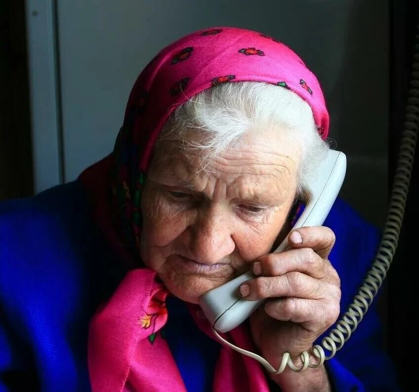 маму бросила бабушка. грустная бабушка. старушка у окна. бабушка закрывает лицо руками. она случайно уронила ложку.